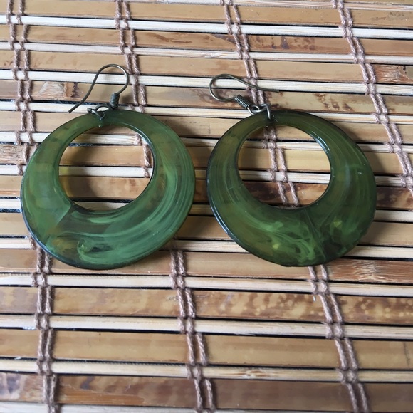 Vintage Green Swirl Crystal Pierced Plastic Circle Hoop Dangle Earrings - Picture 6 of 7